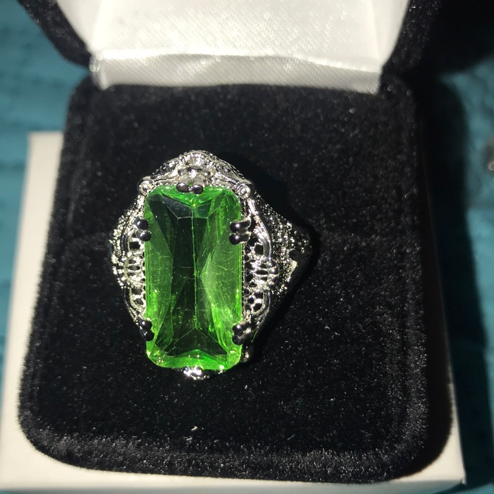 New Beautiful sterling silver ring